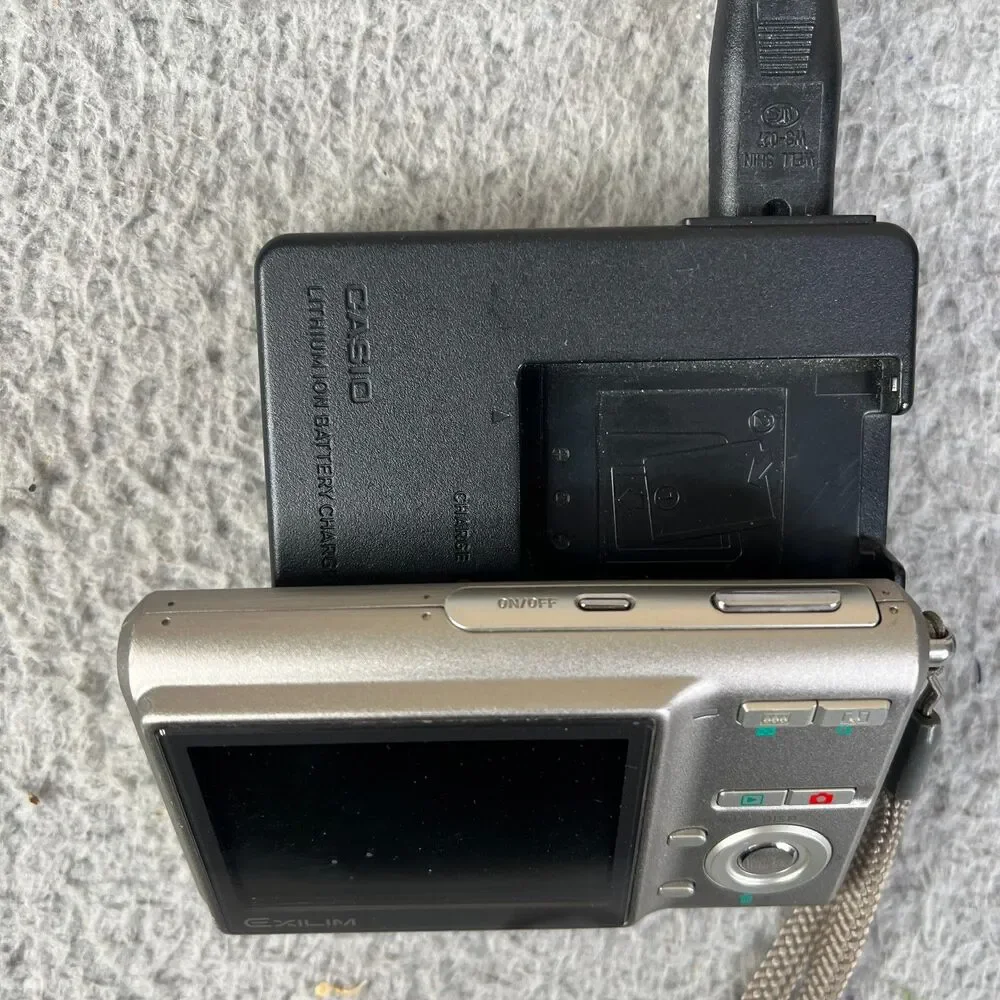 Casio Digital Camera Silver EXILIM ZOOM EX-Z70 7.2MP with Charger